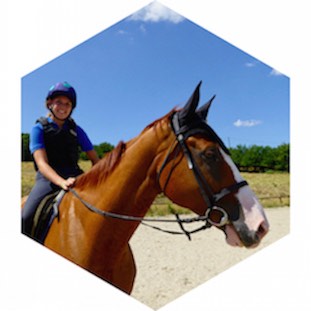 Partecipa alle lezioni di equitazione in lingua francese